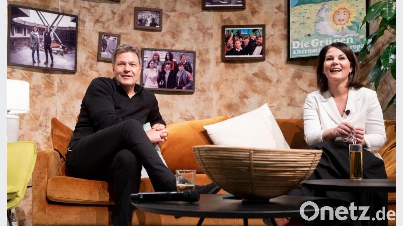 Die Grünen-Chefs Annalena Baerbock und Robert Habeck sitzen auf dem digitalen Bundesparteitag der Grünen nach der politischen Rede der Vorsitzenden auf einem Sofa. Bild: Kay Nietfeld/dpa