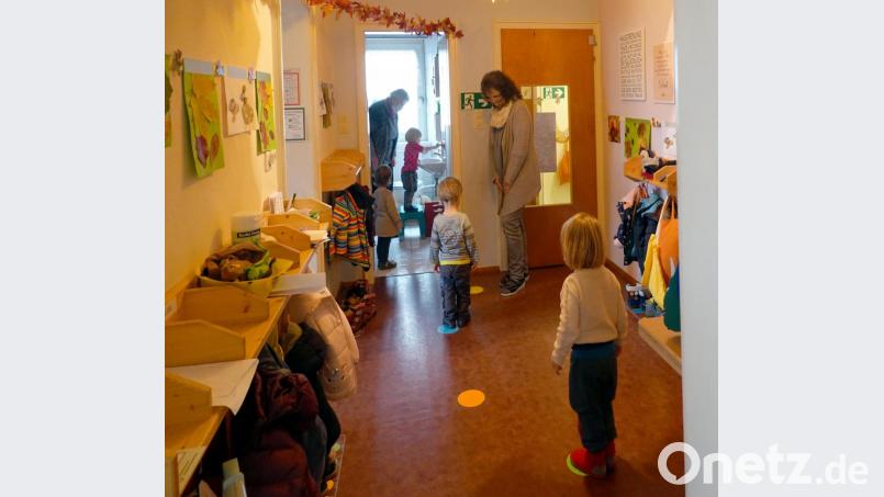 „Und jetzt gehst Du zum gelben Punkte“, sagt Erzieherin Simone Dietrich (hinten rechts). In der Montessori-Kindertagesstätte wird aus den Hygieneregeln ein Lernspiel: Die Punkte am Boden markieren den notwendigen Abstand beim Warten aufs Händewaschen. Leiterin Thea Luber-Schlegel (hinten links) assistiert derweil beim Händewaschen. Bild: gac