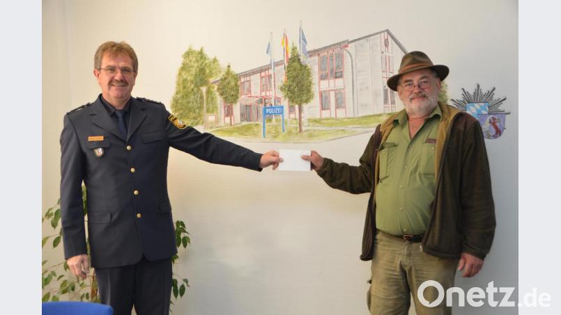 Im Juli klinkt sich Günter Schober aus Trausnitz (rechts) aktiv in eine Vermisstensuche der Polizei bei Tännesberg ein und findet den völlig entkräfteten 67-jährigen Mann schließlich auch. Dafür gab es nun neben einer Belohnung viel Lob durch den Regensburger Polizeipräsidenten Norbert Zink. Erster Polizeihauptkommissar Martin Zehent übergibt neben dem Schreiben auch die Belohnung an den Waidmann, der sich in den heimischen Wäldern sehr gut auskennt. Bild: dob