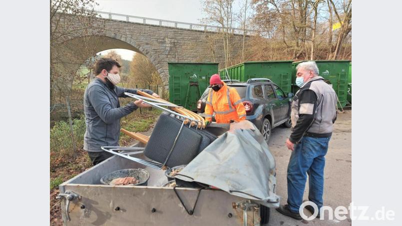 Egid Meier (rechts) und Christian Weber (Mitte) nehmen vor der Verteilung in die Container eine Anlieferung in Augenschein. Bild: lg