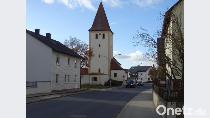 Zukunftsperspektiven für Dürnsricht: Vorrangig erscheint dem Städteplaner Volker Sahm ein Dorfzentrum, das im Bereich der denkmalgeschützten Kirche St. Ulrich (im Hintergrund) entstehen könnte. Aber auch mit Blick auf die durch den Ort führende Staatsstraße 2151 hat er Ideen. Bild: Houschka