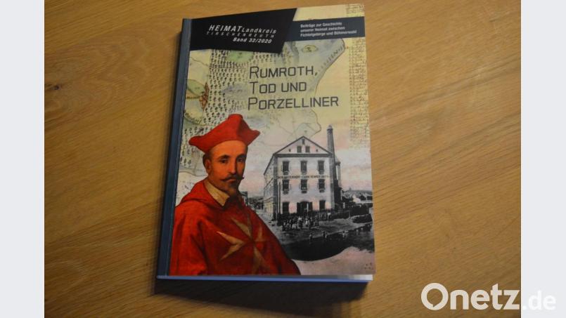 Druckfrisch ist das neue Landkreis-Heimatbuch von dreizehn Autoren mit dem Titel „Rumroth, Tod und Porzelliner“. Bild: jr