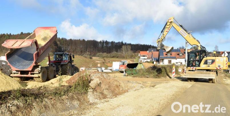 Derzeit sind im neuen Baugebiet „Am Weidenberg“ die Erschließungsarbeiten im vollen Gang. Für die 17 Parzellen gibt es insgesamt 60 Interessenten. Der Gemeinderat beschloss in der Novembersitzung, dass die Straße durch das neue Baugebiet Karl-Burger-Straße heißen soll. Bild: no