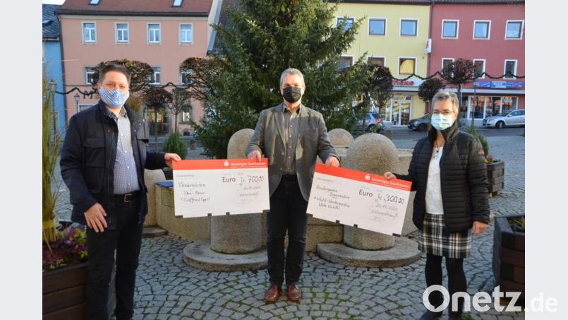 Jeweils zwei Schecks in Höhe von 700 und 300 Euro übergeben der Vorsitzende der Vohenstraußer Siedlergemeinschaft Alexander Thomas (links) und Kassenchefin Eva-Maria Friedl (rechts) an Bürgermeister Andreas Wutzlhofer (Mitte) für die Kindergärten in der Großgemeinde. Bild: dob