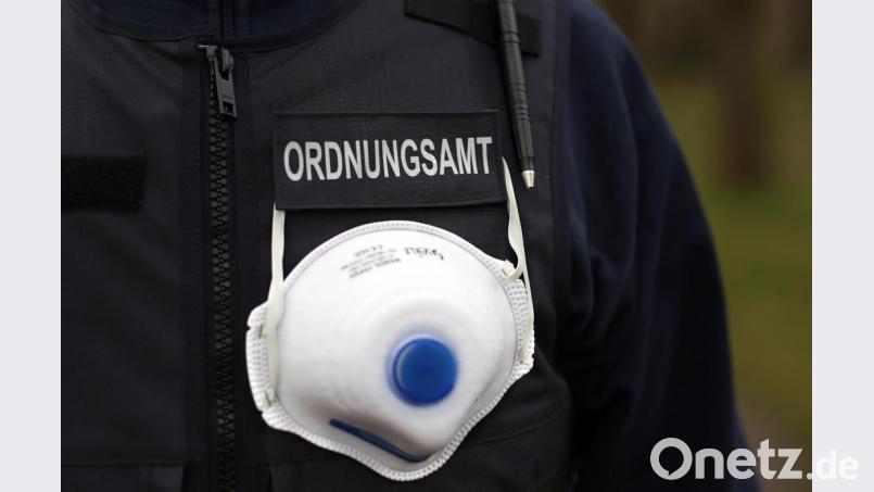 Das Ordnungsamt ist die Verfolgungsbehörde bei Verstößen gegen die Lockdown-Bestimmungen. Archivbild: Ronny Hartmann/dpa