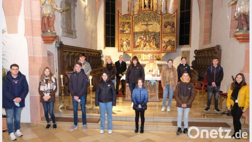 13 junge Christen wurden nach zum Teil langjähriger Messdienertätigkeit für die Pfarrei St. Laurentius verabschiedet. Bild: do