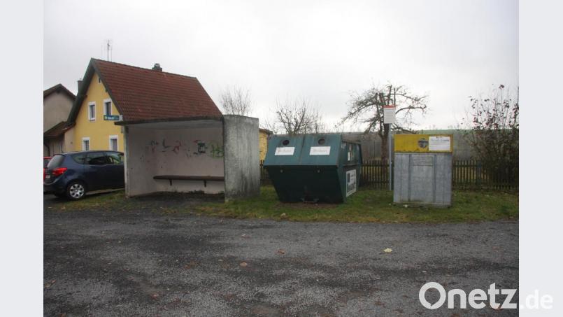 Das Bushäuschen ist in die Jahre gekommen. Sicher kein schöner Anblick sind auch die Entsorgungscontainer inmitten der Wohnsiedlung. Bild: wro