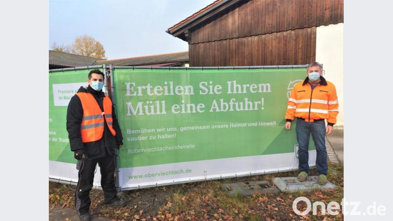Auf das Motto des Recyclinghofs verweisen Bürgermeister Rudolf Teplitzky (links) und Bauhofchef Hubert Hammerer an der Einfahrt der Wertstoffeinrichtung. Bild: lg
