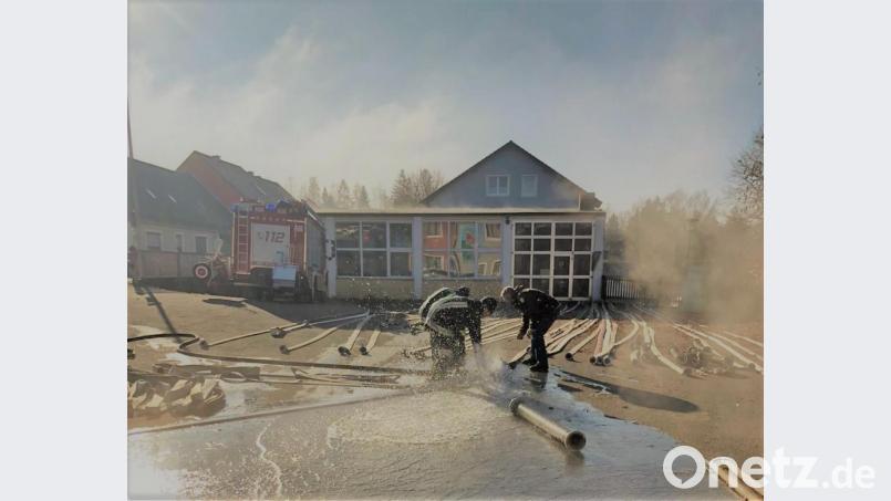 Nach dem Brandeinsatz an der Kartoffellagerhalle war für die Feuerwehrangehörigen Gerätewaschen angesagt. Bild: gz