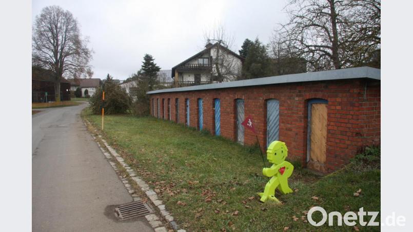 Ein Wahrzeichen des Ortes sind die alten Keller an der Straße, die sich dahinter nach Oberteich, Schönfeld und Fuchsmühl gabelt. Bild: wro