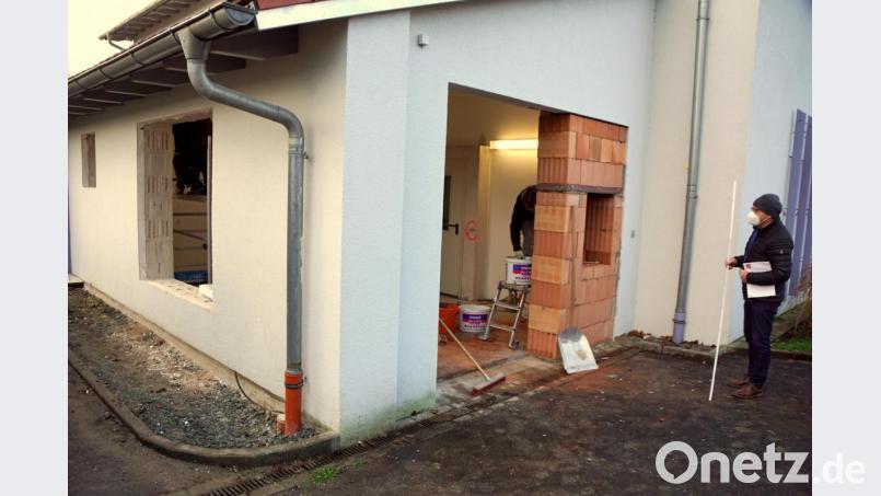 In der bisherigen Garage wird ein sogenannter Finanzpunkt eingerichtet. Architekt Wolfgang Schultes (rechts) stellte die Pläne dafür und die weiteren Schritte vor. Bild: bkr