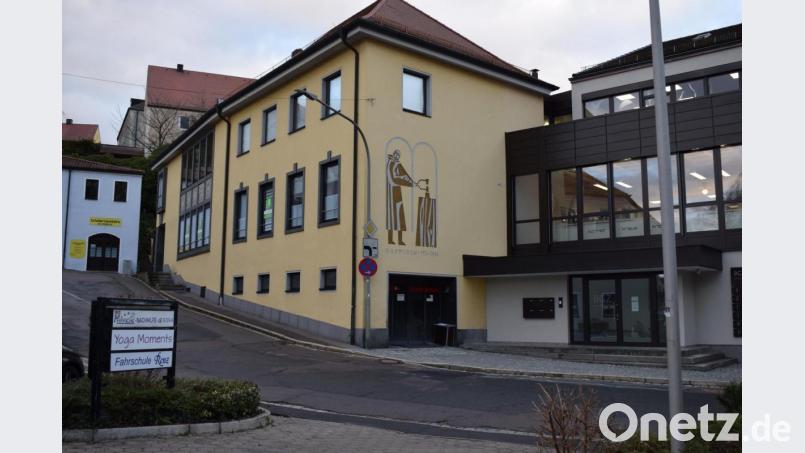Das Archiv der Verwaltungsgemeinschaft Nabburg wird im Untergeschoss des ehemaligen Sparkassengebäudes angesiedelt. Ende 2021 soll es bezugsfertig sein. Bild: bnr