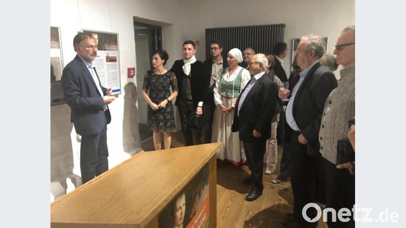 Groß ist das Interesse an der Ausstellung. Bei der Vernissage erklärt Dr. Andreas Peterek die Schautafeln und Medienstationen. Bild: exb/Markt Parkstein