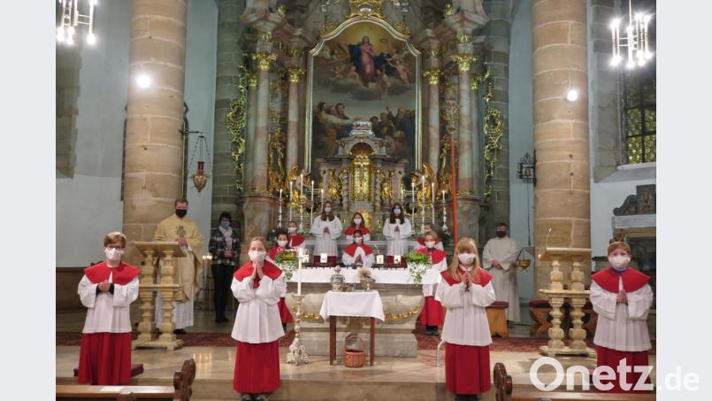„Nicht nur Jesus brauchte vor 2 000 Jahren Mitarbeiter, auch wir brauchen heute Mitarbeiter, die sich in der Kirche engagieren“, betonte Stadtpfarrer Thomas Kraus bei der Ministrantenaufnahme. Bild: jzk