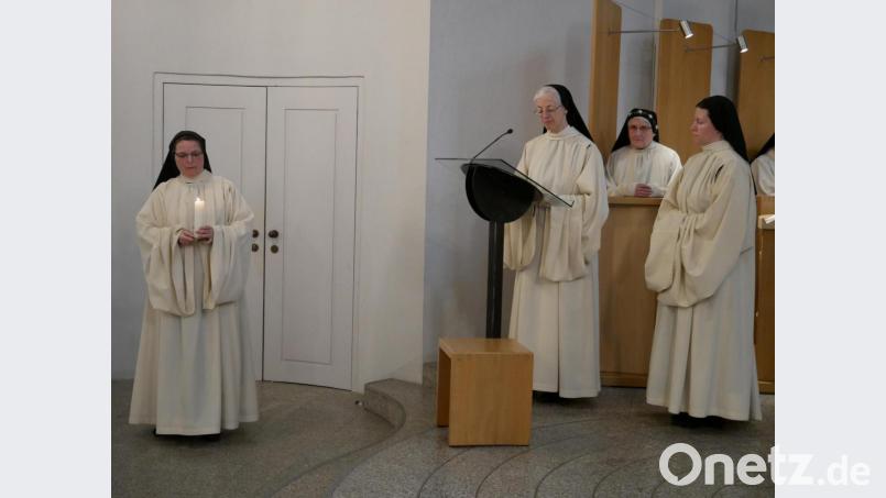 Ein Kreuz, einen Blumenstrauß, einen Rucksack und eine Kerze überreichten die Mitschwestern zum Professjubiläum an Sr. Mechtild für ihren weiteren Lebensweg. Auf dem Bild von links Sr. Sophia, Sr. Agnes, Sr. Mechtild und Sr. Raphaela. Bild: hmr