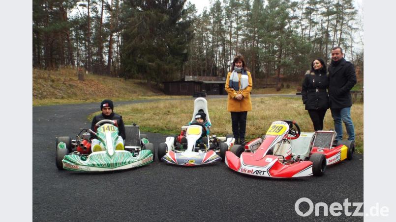 Markus Mayer (rechts) will, unterstützt von seiner Familie, die Kartanlage am Haidweiher weiter betreiben und auch noch aufwerten. Bild: e