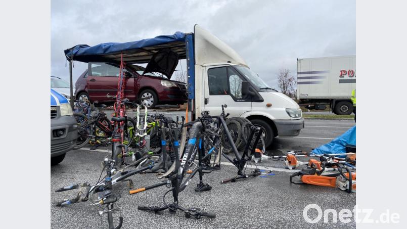 Im durchsuchten Transporter fanden die Beamten Diebesgut, unter anderem E-Bikes und einen Revolver. Bild: VPI Amberg/exb