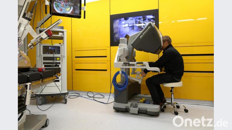 Praxisorientierte Lehre: Studierende können an modernster Technologie lernen, zum Beispiel am Operationsroboter „da Vinci“. Bild: Wiesel/OTH Amberg-Weiden/exb