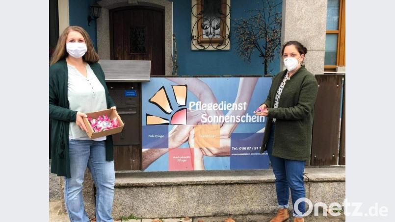 CAJ-Bildungsreferentin Cornelia Hoffmann vom Diözesanverband Regensburg überreicht an die Geschäftsführerin Franziska Schmid Geschenke als kleines Dankeschön für die Arbeit Bild: hme