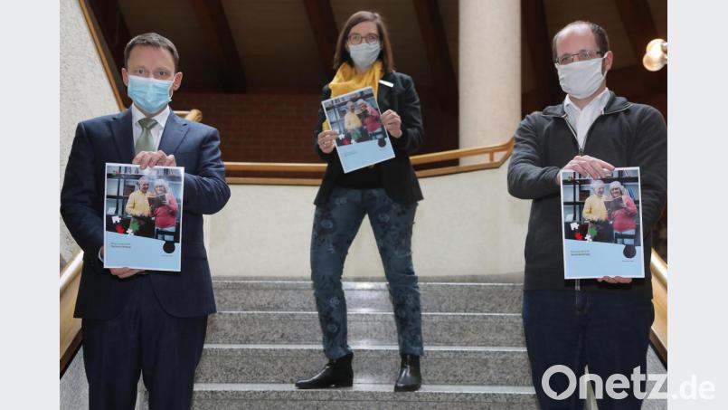 Weidens Oberbürgermeister Jens Meyer (von links), Leiterin der Pressestelle Roswitha Ruidisch und Michael Maier vom Bildungsmonitoring stellen den Bildungsbericht zur Seniorenbildung vor. Bild: Wolfgang Steinbacher