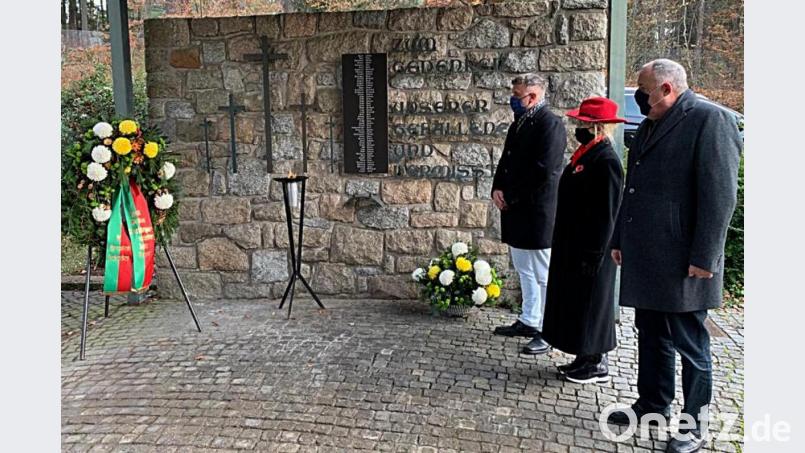Am Totensonntag gedenkt das Vereinskartell Weiden-West den Opfern der Weltkriege mit (von rechts) Lothar Höher, Luise Amschl und Hans-Jürgen Gmeiner vor der Maria-Waldrast-Kirche. Bild: R. Kreuzer