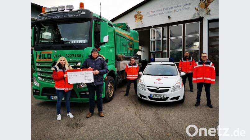 Der Unternehmer Martin Wild übergibt 1500 Euro der HvO, vertreten durch seine Schwester Alexandra im Beisein der anderen Mitglieder Ulli Bauer, Georg Rauch und Stefan Hammerl (von rechts). Bild: gz