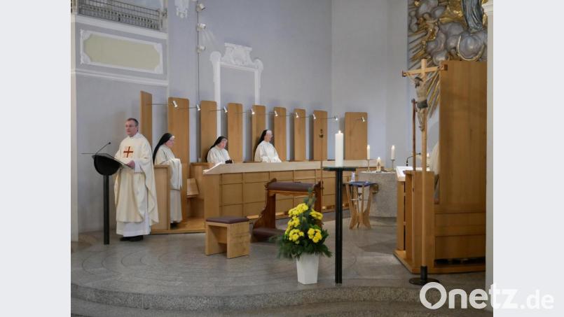 Pater Antonius Sohler bei der Feier des Gottesdienstes anlässlich des Diamantenen Professjubiläums von Sr. Mechtild. Bild: hmr