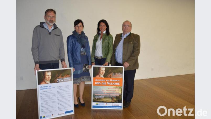 Andreas Peterek vom Geopark (von links), Bürgermeisterin Tanja Schiffmann, Museumsleiterin Regina Kiermaier und Heimatsvereinschef Manfred Reiss präsentieren die Ausstellung „Alexander von Humboldt und die Vulkane“ . Bild: exb