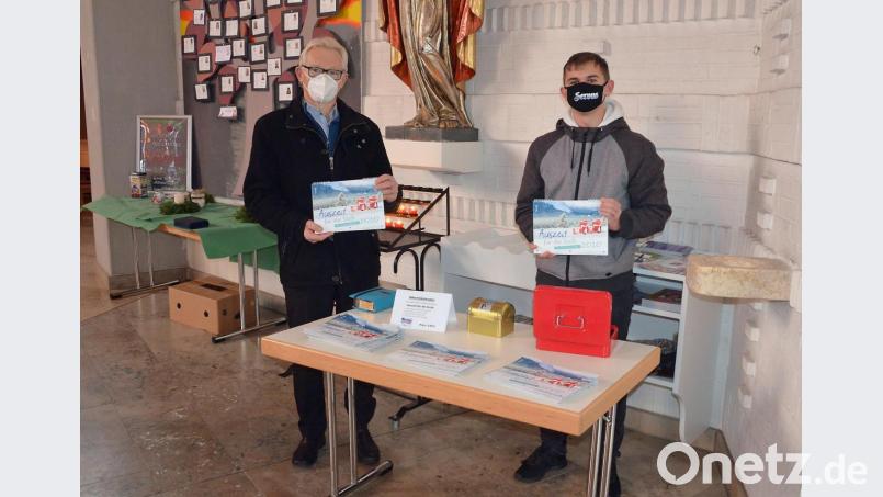 Mit Unterstützung von Pastoralreferent Alfred Kick (links) verkaufen die Ministranten in der Kirche den Adventskalender mit dem Titel &quot;Auszeit für die Seele&quot;. Bild: ü
