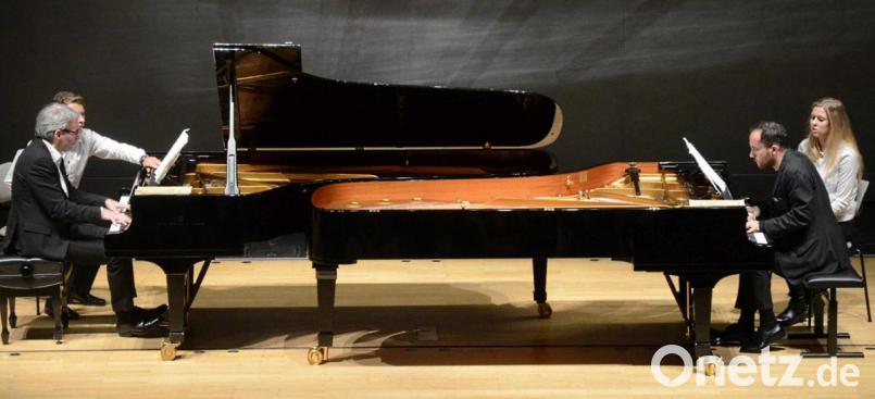 Igor Levit (rechts), hier bei einem Max-Reger-Konzert mit Markus Becker (links) 2016, hat dem Förderkreis für Kammermusik zugesagt, Ende nächsten Jahres erneut in Weiden zu spielen. Bild: phs