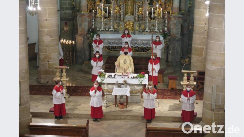 „Nicht nur Jesus brauchte vor 2 000 Jahren Mitarbeiter, auch wir brauchen heute Mitarbeiter, die sich in der Kirche engagieren“, betonte Stadtpfarrer Thomas Kraus bei der Ministrantenaufnahme. Bild: jzk