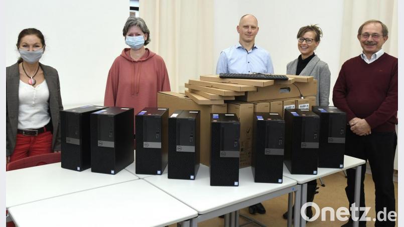 25 der 50 gespendeten Computer stehen nun in der Wirtschaftsschule (von links): Schulleiterin Brigitte Conchedda, Lehrerin Elke Huber sowie Markus und Heike Birner mit ihrem Vater Georg von der Zürich-Generalagentur. Bild: Petra Hartl