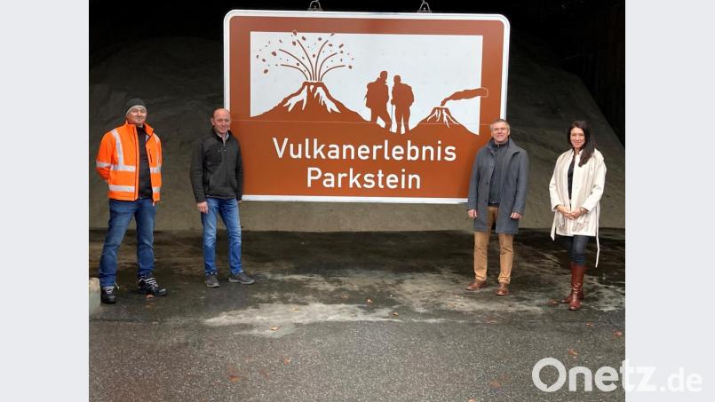 Museumsleiterin Regina Kiermaier und Bürgermeister Reinhard Sollfrank (von rechts) stimmten mit den Leitung der Autobahnmeisterei mit Sebastian Beer und Harald Windschiegl (von links) die Gestaltung des neuen Hinweisschildes an der BAB A 93 ab. Bild: bey