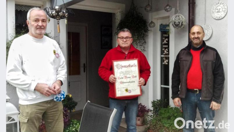 Reiner Ockl (Mitte) wurde zum Ehrenvorsitzenden des FC-Bayern-Fanclubs Erbendorf ernannt. Mit auf dem Bild (von links) Zweiter Vorsitzender Franz Bauer junior und Vorsitzender Andreas Wittmann. Bild: njn