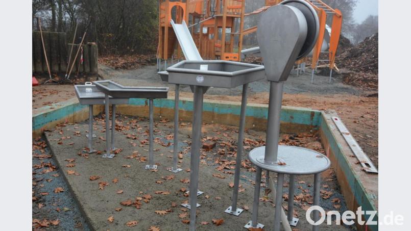 Unweit des Klettergerüsts entsteht eine „Matschanlage“, an der künftig Wasserspiele möglich sein werden. Bild: jr