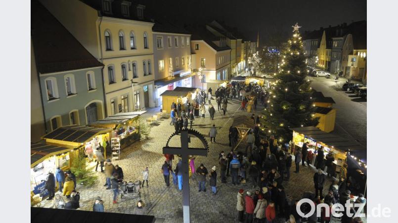 Die Hirschauer Weihnachtskarte 2020 von Hobbyfotograf Alfred Härtl ziert ein malerisches Bild vom Hirscheuer Weihnachtsmarkt aus dem vergangenen Jahr. Repro: ads