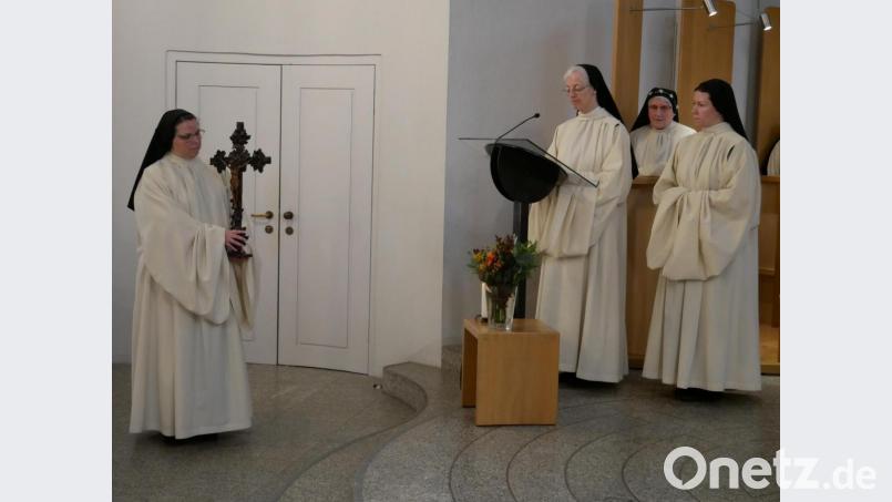 Vier symbolische Gaben überreichten die Mitschwestern zum Professjubiläum an Sr. Mechtild für ihren weiteren Lebensweg. Ein Kreuz, einen Blumenstrauß, einen Rucksack und eine Kerze. Auf dem Bild von links Sr. Sophia, Sr. Agnes, Sr. Mechtild und Sr. Raphaela. Bild: hmr