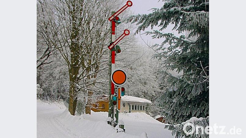 Obwohl noch nie eine Eisenbahnstrecke vorbeigeführt hat, ist das Signal für auswärtige Besucher das Erkennungszeichen für das ESV-Heim. Direkt davor beginnt das Streckennetz der Steinwaldloipe. Archivbild: bsc