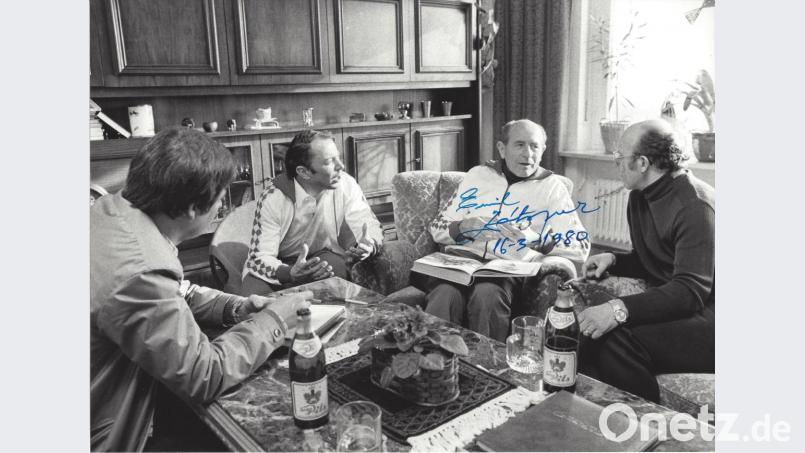 Ein Bild, das am 16. März 1980 von Emil Zatopek signiert wurde. Es zeigt den damaligen Schwandorfer NT-Redaktionsleiter Wolfgang Houschka, Sportlehrer Hartmut Schweitzer, den vierfachen Olympiasieger Zatopek und den NT-Journalisten Georg Gruber (von links). Repro: Schlüsselbrunner/exb
