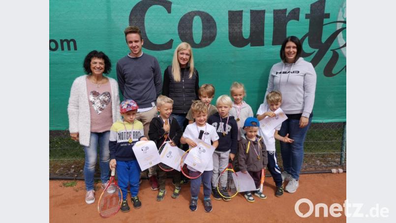 Schon die jüngsten Spieler der ASV-Tennisabteilung sind mit Feuereifer bei der Sache und meistern auch einen Spaß-Parcours mit Bravour. Bild: exb/Renate Zupfer-Vilas