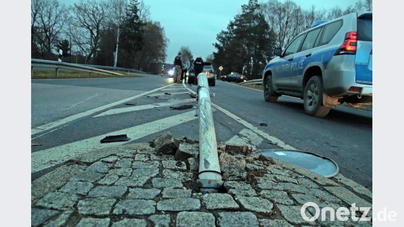 Das Verkehrszeichen wurde durch den Aufprall komplett niedergerissen. Bild: jma