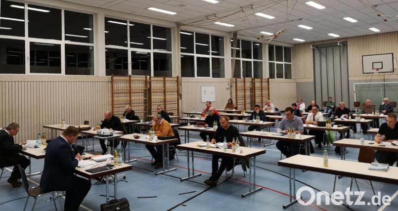 Nach einem halben Jahr im Feuerwehrhaus tagte der Mitterteicher Stadtrat am Montag erstmals in der deutlich größeren Grundschulturnhalle. Fünf Stadtratsmitglieder hatten sich entschuldigt, im Zuhörerbereich nahmen drei Besucher Platz. Bild: lnz