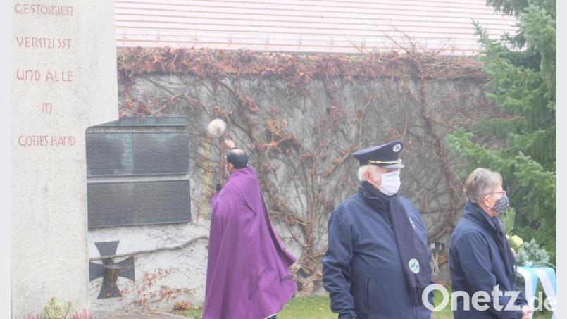 Stilles, mahnendes Gedenken zum Volkstrauertag vor dem Ehrenmal: Mitglieder der Vorstandschaft der Krieger- und Soldatenkameradschaft Stulln bildeten eine Ehrenwache. Pater Justine Chakkiath erteilte nach dem Friedensgebet den kirchlichen Segen. Bild: ohr