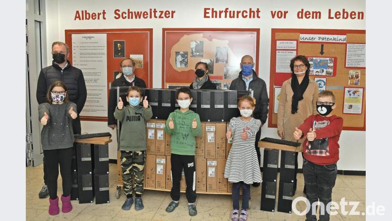 An der Albert-Schweitzer-Schule freuen sich neben den Kindern auch Rektorin Marion Weigl (rechts) und Elternbeiratsvorsitzender Achim Hüttner (links). Bild: Petra Hartl