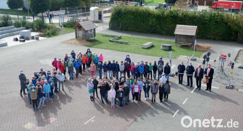 Für ihre bestandene Radfahrprüfung erhalten die Kümmersbrucker Viertklässler Wimpel und Geschenke (von links, im Hintergrund): Daniela Schmitt, Susanne Hajri, Sandra Schmidt, Eva Hampel, Horst Strehl, Harald Heselmann, Johann Luschmann und ein weiterer Mitarbeiter der Sparkasse. Bild: hmp