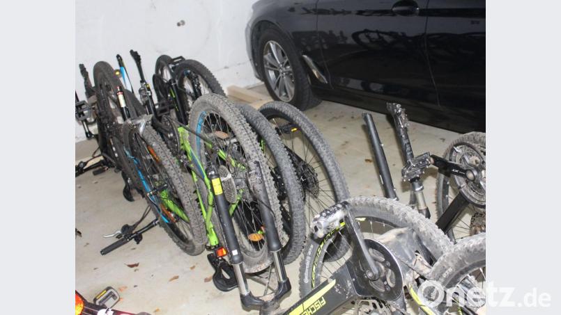 Wem gehören diese Fahrräder? Ein 31-Jähriger hatte versucht, sie über die Grenze zu bringen. Bild: Bundespolizeiinspektion Waidhaus
