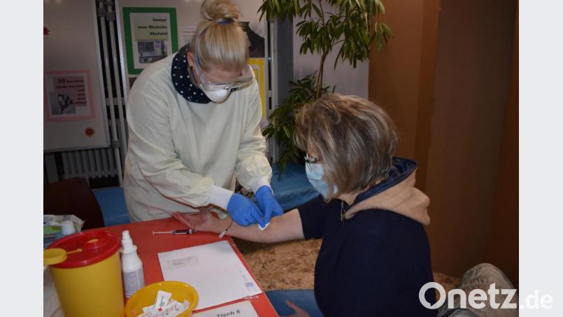 Eine Mitarbeiterin des BRK nimmt in Wiesau einer Probandin Blut ab. Aktuell läuft der zweite Teil der Corona-Antikörper-Studie im Landkreis Tirschenreuth. Bild: lue