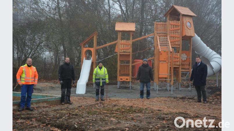 Ein großes Klettergerüst und weitere neue Geräte werden künftig den Spielbereich im Freibad Mitterteich bereichern. Im Bild (von links) das mit den Arbeiten betraute Freibad-Team mit Stefan Helgert, Stefan Migula, Stefan Pelz und Dariusz Pietrzyk zusammen mit Bürgermeister Stefan Grillmeier. Bild: jr