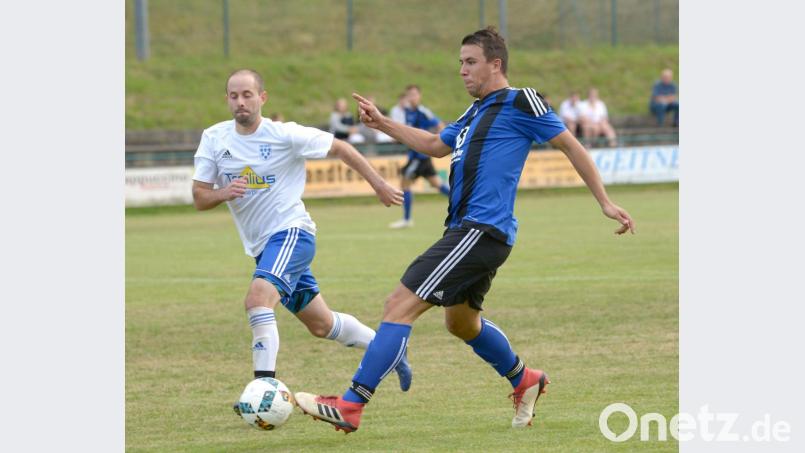 Nikolai Seidel (rechts) vom SV Raigering traf im Spiel gegen die SpVgg SV Weiden II mit links in das linke Tordreieck. Archivbild: Reiner Fröhlich