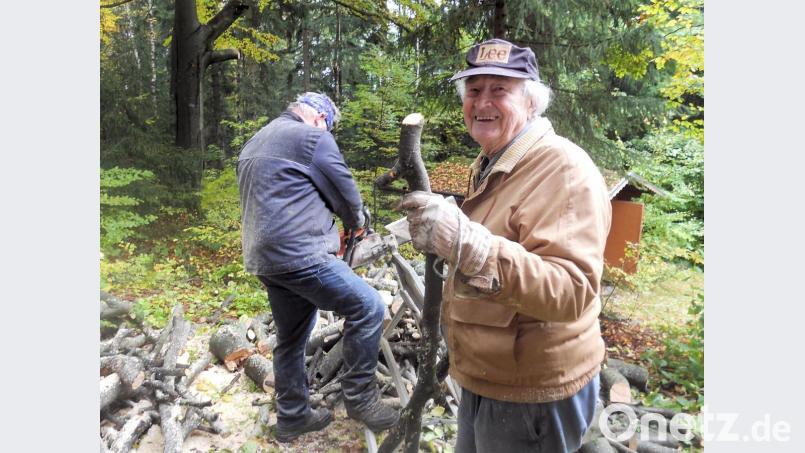 Ehrenvorsitzender Alois Zintl (rechts) und Heinrich Brunner (links) kümmern sich um Brennholz für den Winter. Bild: bsc